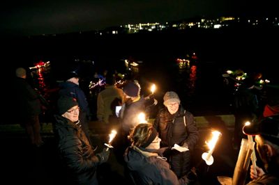 Flot så det ud, da op mod 200 deltagere sidste år bød lyset velkommen i et optog rundt om Fuglsang Sø. I år inviterer Herning Kajakklub atter til lysfest torsdag 21. december. ?Foto: Flemming hansen