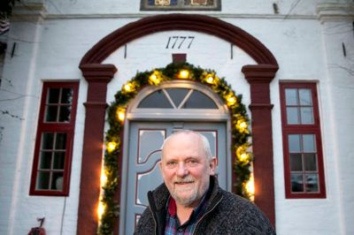 Selv de bedste traditioner kan brydes, hvis man bliver for syg til at være med. Ebbe Larsens værste juleminde var det år, hvor han måtte overlade julefesten til sin kone og yngste datter. ? Foto: Tom Laursen