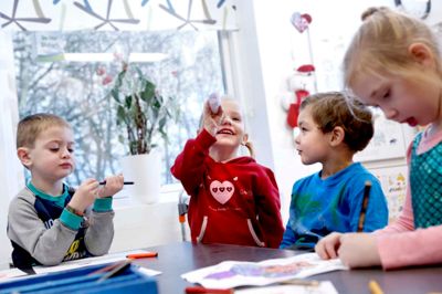 Fireårige Mille (i den røde trøje) og Oskar (i den blå) mener selv, at de har været søde, så de regner med, at julemanden har mange gaver til dem i år. Foto: Henrik Ole Jensen