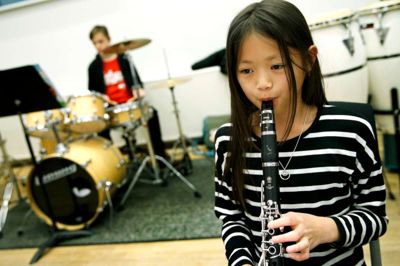 Unge piger med interesse for rytmisk musik søges til jazzundervisning på musikskolen - her er det Herning Musikskoles Ungdomsorkester, der øver. ? foto: flemming hansen