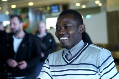 Marius Youbi var et stort smil, da han ankom til Billund Lufthavn, hvor Folkebladets fotograf var blandt den mange, der tog imod. Fotro: Flemming Hansen.