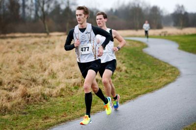 Jesper Faurschou fra Herning Løbeklub og klubkammeraten Anders Bukhave fulgtes pænt ad i det meste af løbet, men til sidst trak Faurschou fra. ?Foto: Flemming Hansen