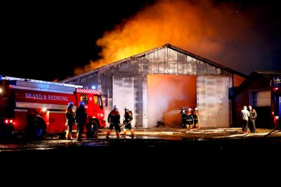 Brand i lade på gård i Simmelkær. Foto: Henrik Ole Jensen