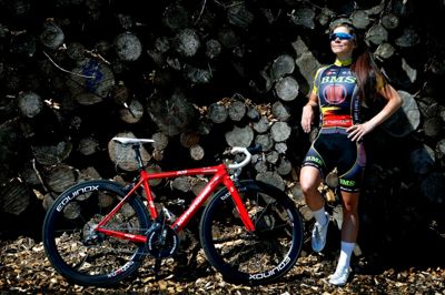 Camilla Møllebro har udskiftet Team BMS Birns cykeldragt med Team Virtu Pro-Veloconcepts lyseblå farver, og bopælen i Haderup med et månedlangt ophold på Mallorca. Det er dog ikke nogen lukstilværelse, der venter den nye prof-rytter på ferieøen, men benhård træning. ?foto: Henrik Ole Jensen