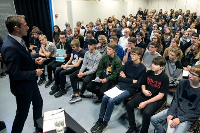 - Europa består af små lande og lande, der ikke har erkendt, at de er små, citerede finansminister Kristian Jensen en politiker fra stormagten Kina for at sige om EU's medlemslande. Som et anerkendt lille land har Danmark gavn af at give sit besyv med i internationalt samarbejde, fik eleverne på Sunds-Ilskov Skole at vide.? foto: tom Laursen