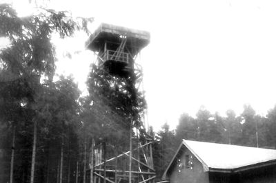 Dette 20 meter høje udkigs- og flaktårn var placeret ved lejren ved ammunitions-depotet i Hjøllund. I toppen af det stod der en kanon, så tyskerne kunne åbne ild mod lavtgående fjendtlige fly. Der har været tvivl om, hvorvidt tårnet udelukkende fungerede til observation af naturbrande, men at det vitterligt er et flaktårn, bekræftes af lokalhistoriker Søren Andersen, der i sine unge dage tog et billede af et lignende flaktårn i Middelfart. ?Foto: Silkeborg Bunkermuseum