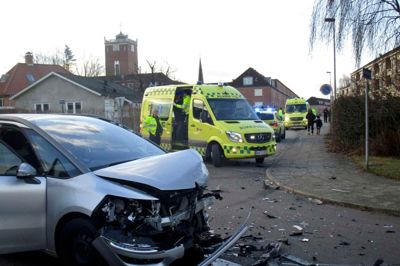 To biler bragede sammen på Grundtvigsvej. Foto: Ole C. P. Sørensen