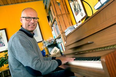 Jørn Peter Andersen ved tangentern i hjemmet. Foto: Tom laursen