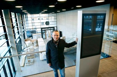 Lars Ravnemose, projektleder ved Herning Kommune, glæder sig til, at bus- og togpassagerer snart får bedre forhold i nye, åbne og meget gennemsigtige lokaler. ? Foto: Henrik Ole Jensen