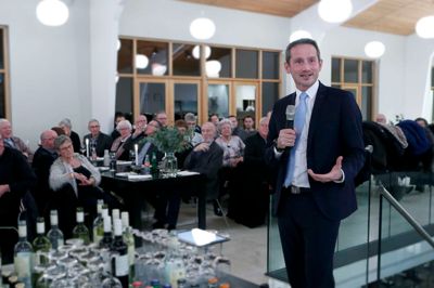 Finansminister Kristian Jensen (V) talte for en forsamling på omkring 130 Venstre-medlemmer i Ikast-Brande. Han ser optimistisk på fremtiden, og benyttede sig af lejligheden til at erklære finanskrisen for slut. Foto: Henrik Ole Jensen