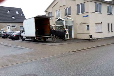 Møbler og inventar bliver fjernet fra klubhuset i Danmarksgade. Foto: Privat