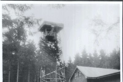 Der var en hel del at pille ned, da det tidligere tyske ammunitionsdepot efter krigen ikke længere skulle fungere som dansk straffelejr. Her er det udkigs- og flaktårnet. ? Foto: Silkeborg Bunkermuseum