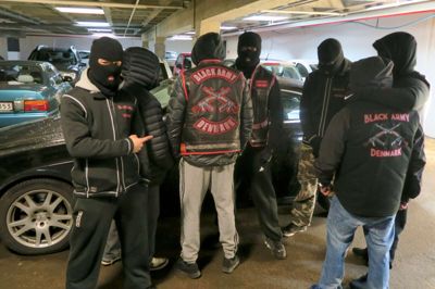 Syv medlemmer af Black Army var i går til stede i parkeringskælderen under banegårdspladsen i Herning, hvor de fortalte, at de bliver i Herning og vil forsøge at finde et sted i udkanten af byen, så de ikke udsætter andre for fare. De var alle maskerede - ikke af hensyn til dem, selv forklarede de, men af hensyn til deres familier, som de mener vil blive opsøgt og chikaneret, hvis medlemmerne kan genkendes.? Foto: Palle Heering NIelsen