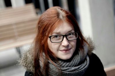 Mia Pedersen, Nørre Snede:
- Jeg tænker, at det er rimelig fancy high tech. Terminalen er lys, flot og moderne. Her er også rigtig rummeligt og dejligt højt til loftet. På sigt håber jeg på nogle andre bænke, for de er egentlig utrolig hårde. Det må være noget med materialerne. Her er også rigtig koldt, men sådan skal det nok være i et venteområde. Til gengæld er det perfekt med en kiosk lige ved hånden, så man kan købe noget varmt. Foto: Henrik Ole jensen