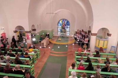 Sådan så det ud, da Danmarks Radio for en stund tog ophold i Uhre Kirke og over to dage optog fire gudstjenester, der bringes i fjernsynet i løbet af næste måned. ?Privatfoto