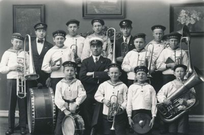 Musik indgik i FDF-aktiviteterne fra starten. Billedet af FDF-orkestret er fra 1922. Man spillede primært lokalt i starten, men i 1923 gik turen til Skjern, hvor man gav koncert. Orkesteraktiviteterne udøves i dag i musikkredsen. ? Foto: Lokalhistorisk Arkiv Herning