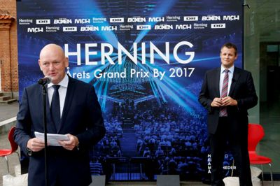 Administrerende direktør i MCH, Georg Sørensen (t.v.), og borgmester Lars Krarup (t.h.) kunne sammen med DRs underholdnings chef, Jan Lagermand Lundme, sidste år fortælle, at dette års danske Melodi Grand Prix skal afholdes i Jyske Bank Boxen til februar. Foto: Henrik Ole Jensen