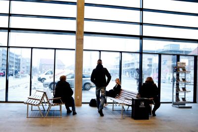 Den nye terminal på Herning Station er med det store og lyse venteområde blevet modtaget med kyshånd af flere rejsende. Imidlertid må de rejsende klæde sig i varmt overtøj, når de sidder i venteområdet, mens det for nogle er for koldt at sidde ned. ?foto: flemming hansen