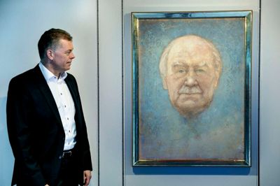 Den danske billedkunstner Kurt Trampedach har lavet et portrætmaleri af Egetæppers stifter Mads Eg Damgaard, som tæppekoncernens nuværende direktør Svend Aage Færch her står og betragter. Egetæpper har gennem alle årene været involveret i mange projekter inden for kunst og kultur og gennem Ege Fonden støtter virksomheden fortsat forskellige kulturelle tiltag. ?Foto: Tom Larsen