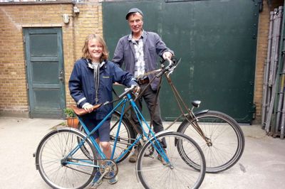Jesper Sølling med barnebarnet Oscar på 11 år. Oscar står med den cykel, Jesper Sølling byggede til Oscars mor for 30 år siden. ?Privatfoto