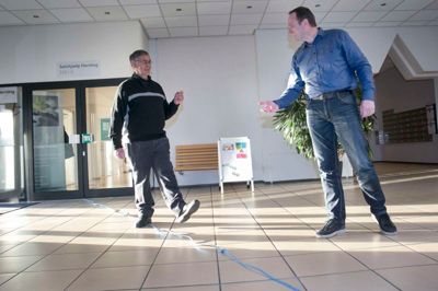 Mogens Pilemand Ottesen (t.v.) er pensioneret skibsfører med to længerevarende parforhold bag sig. Det seneste parforholdsforlis slog ham ud af kurs, men efter at han har deltaget i kurset »Kom videre mand«, ved han, hvad der betyder noget for ham her i livet, og han er ikke længere i tvivl om, hvad han skal bruge sin pensionisttilværelse på: Han skal skrive. - På kurset bliver man bevidstgjort om nogle værdier, som man ikke tidligere var opmærksom på, siger han. Gruppeleder Jørn Mosekjær har guidet deltagerne igennem de otte temaer, der har gjort dem bevidste om deres egne værdier, blandt andet ved hjælp af en tur på livstovet. ? Foto: Tom Laursen