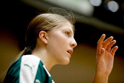 Annika Jakobsen fik lørdag eftermiddag en sjælden dårlig oplevelse i Ikast, da hun og Skanderborg fik store klø. Men næste sæson er det lovende fløjtalent tilbage i FCM-trøjen. U20-verdensmesteren har skrevet en toårig kontrakt med FC Midtjylland. ?Foto: Henrik Ole Jensen