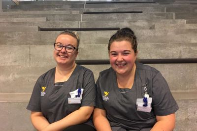 Ida Kaalund (t.v.) og Majbritt Dupont Brixen Jensen (t.h.) fra Social- og Sundhedsskolen i Herning vandt i efteråret regionsmesterskabet i SOSU Skills og er derfor med til DM-finalen i denne uge. ? PR-foto