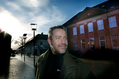 Adam Price var i lørdags trukket i jagttøjet og kørt til Herning for at skyde en lokal kronhjort. Herning Folkeblad mødte ham ved den kommende restaurant på Torvet i en pause fra jagten, der foregik i Jyndevad Plantage syd for Herning.?Foto: Henrik Ole Jensen