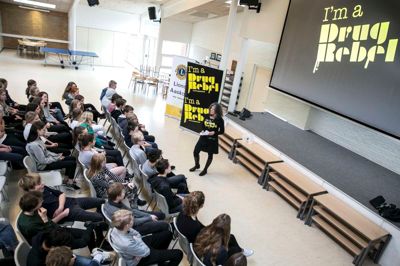 Marlene Füchsel Mikkelsen bød velkommen til foredraget med »Drug Rebels«. Hun er tidligere skolelærer, og hun har oplevet, hvordan enkelte af hendes elever har haft problemer med stoffer. ?Foto: Tom Laursen