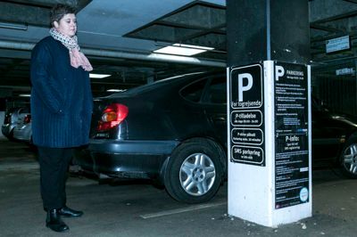Linda Knappes frustrationer går på, at EuroPark skriver over en række af deres parkeringsbåse, at disse er for togrejsende, når man som bilist i virkeligheden kun må parkere på pladserne i 30 minutter. Hun ønsker skiltningen ændret af hensyn til fremtidige bilister. ?foto: tom laursen