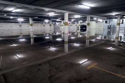 P-kælderen under Queens Corner kunne i morges ikke bruges af de ansatte i blandt andet Nykredit, da vandet var sejlet ned gennem bygningens lyskasser.