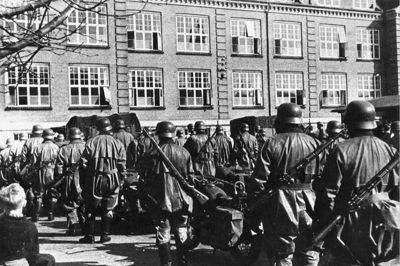 En af de flygtende fanger fra Køærshovedgård frygtede, at værnemagten ville overtage Kærshovedgård og deportere fangerne til en tysk koncentrationslejr. Om han frygt var begrundet er ikke entydigt til at svare på. Billedet er fra Nørregades Skole i Herning og er taget 9. april 1940.