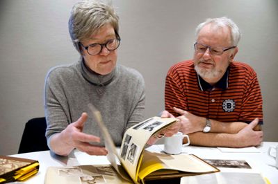 Annelise Brok og Tommy Andersen studerer scrapbøger. ? Foto: Flemming Hansen
