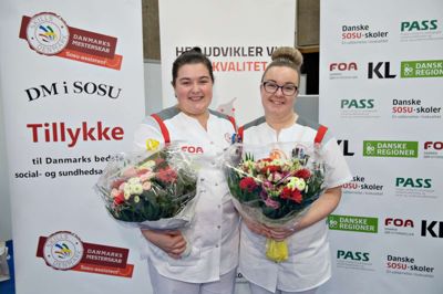Majbritt Dupont Brixen Jensen (tv.) og Ida Kaalund fra Social & SundhedsSkolen i Herning er landets andenbedste elever til pleje og omsorg. Foto: Lars Horn