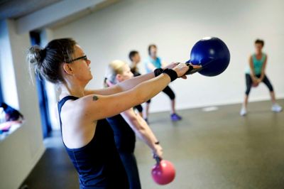 Workshop i nye fitness-grene for 50 DGI-instruktører - i denne time er der instruktion i blandt andet Dance-it og kettlebells