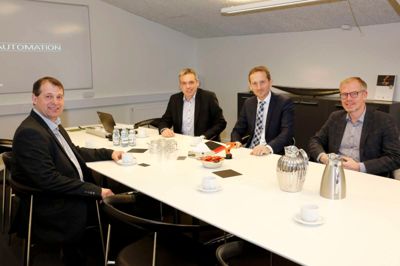God dioalog mellem spidskandidat Ib Lauritsen, direktør Keld Pedersen, finansminister Kristian Jensen og direktør Kim Poulsen ?Foto: Jens Anton Nordestgaard