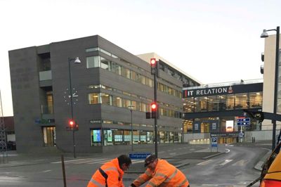 Herning Vand var fredag morgen hurtige til at få lukket den strækning, der skabte en større oversvømmelse i Dalgaspassagen. Årsagen til fejlen ventes afklaret i dag sidst på eftermiddagen, når entreprenøren har fået vejen gravet op. ?Foto: Herning Vand A/S