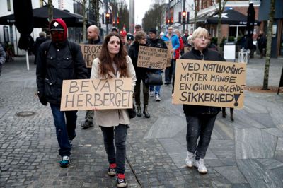 En snes brugere af Blå Kors varmestue og lokale politikere deltog i tirsdagens demonstration mod nattelukning af Blå Kors varmestue.?foto: flemming hansen