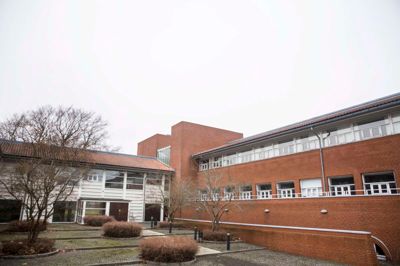 Den nye, vestdanske politiskole skal indrettes i den tidligere sygeplejeskole i Vejle, men politieleverne kan ikke flytte ind så hurtigt, som Vejles borgmester havde forudset. ?Foto: Benjamin Nørskov/Polfoto