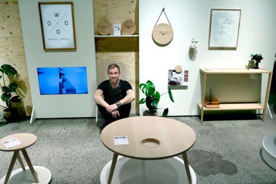 Jonas Jensen er designeren bag Wood Junkie. Sofabordet, han her har designet, er af lyst egetræ med en noget anderledes detalje. I bordet er en skål, der går ned under bordpladen. Den kan bruges eller tages af, så man for eksempel kan sætte en potteplante fast i sofabordet. ? Foto: Henrik Ole Jensen