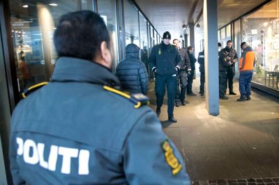 Politiet visiterede og registrerede de 12 Black Army-medlemmer, inden de fik lov at fortsætte. ? Foto: Tom Laursen