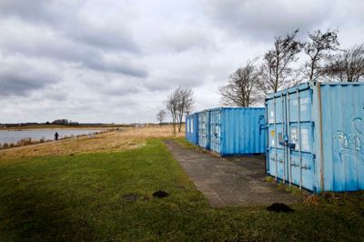 Herning Kajakklub har i en del år brugt denne containeropstilling som klubhus ved Fuglsang Sø. Herning Kommune ønsker containerne gjort pænere, men klubben er ikke begejstret for at bruge penge på noget midlertidigt. Meningen er nemlig, at klubben på sigt skal flytte til den endnu ikke udgravede Holing Sø. ? Foto: Flemming Hansen