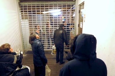 Blå Kors varmestue lukkede i aftes for første gang klokken 22. De omkring 15 brugere listede stille og roligt af, da varmestuens leder, Jørgen Engholm Andersen, lukkede gitteret ned. Herning Byråd har forlangt, at varmestuen igen skal være døgnåben. De ansatte efterlyser penge til at løfte den opgave.?foto: jesper wind