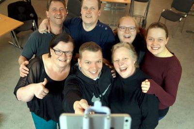 Manuskriptet er væk. Nu handler det om at kunne teksten udenad for holdet bag Sørvad Revyen. Forreste række fra venstre: Mariane Andersen, Thomas Stensgaard Olesen og Mette Pedersen. Bagerste række fra venstre: Gustav Bjørnkær Pedersen, Hans Pedersen, Lene Pedersen og Malene Damgaard. ?Privatfoto