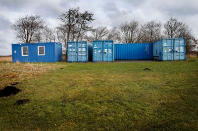Herning Kajakklub har en drøm om et Søens Hus ved Fuglsang Sø til erstatning for deres nuværende fem containere. Det kan dog ikke blive til noget, da det vil spænde ben for planerne om et internationalt kano- og kajakstation ved den kommende Holing Sø. I stedet har kultur- og fritidsudvalget bevilget 75.000 kroner til en midlertidig forskønnelse af containerne. ? Foto: Flemming Hansen