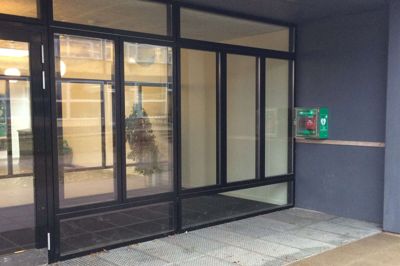 Som certificeret »Du kan redde liv«-skole har Herningsholmskolen haft udvalgte lærere, elever og medarbejdere på kursus i livreddende førstehjælp, ligesom skolen har fået en hjertestarter af TrygFonden. Hjertestarteren hænger udendørs ved skolens hal, så den altid er tilgængelig. Den er registreret på hjertestarter.dk, så alle kan se, hvor den hænger, og 112 kan henvise til den ved alarmopkald om hjertestop i nærheden. ?pr-FOTO