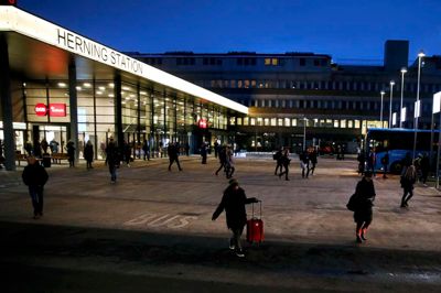De rejsende, som hver morgen kommer med tog til den nye Herning Station, tager den korteste vej over pladsen foran busserne for at komme op i byen. Det bekymrer nogle chauffører, mens Herning Kommune mener, at det er helt naturligt og forventeligt. ? Foto: Flemming Hansen