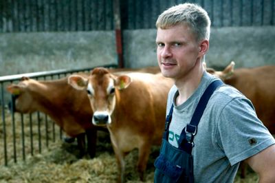 Jens Peter Mølleskov fra Vorgod har valgt at omlægge sin mælkeproduktion til at være økologisk. Projektet har hjulpet ham med at få styr på de mange regler, der er forbundet med at drive et økologisk landbrug. ?FOTO: Henrik Ole Jensen
