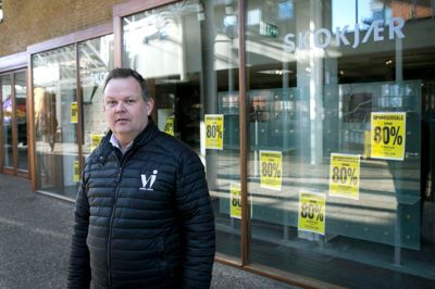 Nok er det aldrig sjovt, når tre butikker lukker i gågaden inden for kort tid. Men Jan Birk Knudsen mener ikke, at Ikasts detailhandel er hårdt ramt. Snarere tværtimod. Foto: tom Laursen