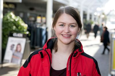 Sofie Henneberg, 17 år, Isenvad:
- Flere tøjbutikker. De, der er nu, har ikke nogen mærker, man kender så godt ud over herretøjsforretningerne. Vi mangler noget til teenagere. Alle flygter til Herning. Hvis folk skal blive og handle i Ikast, så skal der være tøjbutikker til unge. Det er mest ældre, der går her i Strøgcentret, så jeg ved ikke rigtig, hvad der ellers mangler. En butik som »Normal« kunne jeg også godt tænke mig her.